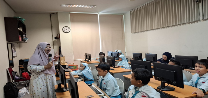 Ahli Teknologi Informasi ITS Ini Ajarkan Siswa Bijak Bersosial Media