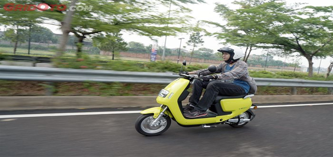Tips Tetap Aman Dan Nyaman Saat Liburan Dengan Motor Listrik